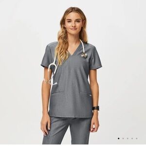 Figs. Graphite Gray Casma Three-Pocket Scrub Top. Size S